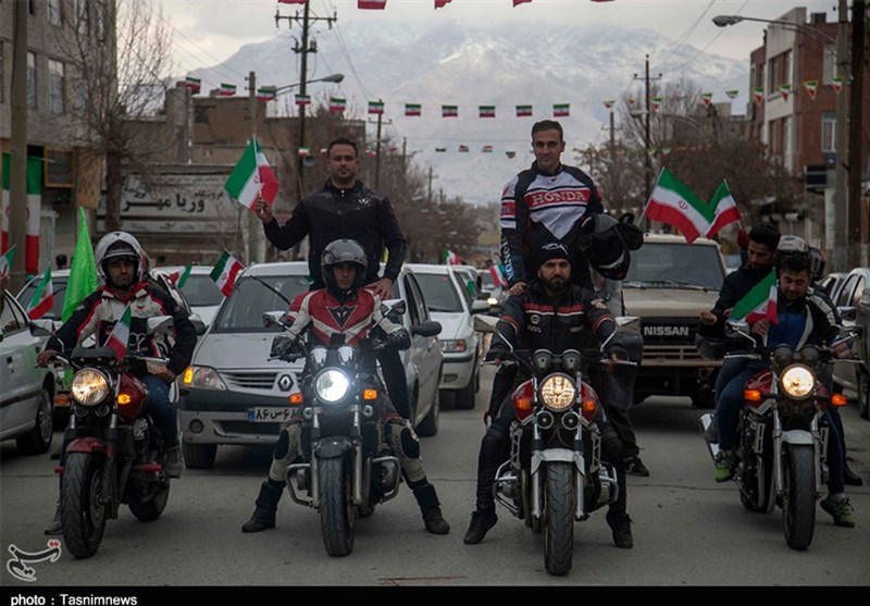 جشن انقلاب در کرمانشاه / راهپیمایی موتوری و خودرویی خانوادگی در استان برگزار شد+ تصویر