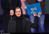 طناز طباطبایی برنده سیمرغ بلورین بهترین بازیگر نقش اصلی زن برای فیلم بی‌رویا 