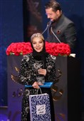  صدف اسپهبدی برنده سیمرغ بلورین بهترین بازیگر نقش مکمل زن برای فیلم علف‌زار 