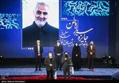 بهروز شعیبی برنده سیمرغ ویژه سرباز وطن و نگاه ملی در مراسم اختتامیه چهلمین جشنواره فیلم فجر