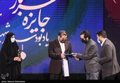 بهروز شعیبی برنده سیمرغ ویژه سرباز وطن و نگاه ملی در مراسم اختتامیه چهلمین جشنواره فیلم فجر