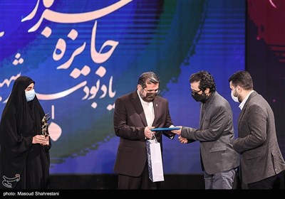 بهروز شعیبی برنده سیمرغ ویژه سرباز وطن و نگاه ملی در مراسم اختتامیه چهلمین جشنواره فیلم فجر