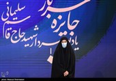 زینب سلیمانی فرزند شهید سلیمانی در مراسم اختتامیه چهلمین جشنواره فیلم فجر