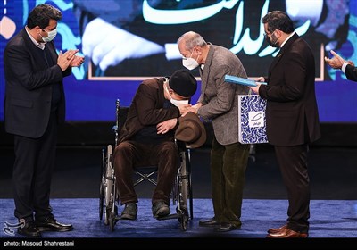 تقدیر و آیین بزرگداشت از احمدرضا معتمدی در مراسم اختتامیه چهلمین جشنواره فیلم فجر