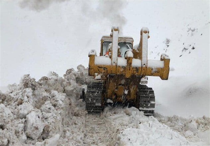 بارش برف راه ارتباطی 34 روستای کوهرنگ را مسدود کرد