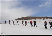 پایان عملیات جست‌وجو در اشترانکوه/ پیکر 5 کوهنورد‌ از زیر بهمن پیدا شد + فیلم و عکس