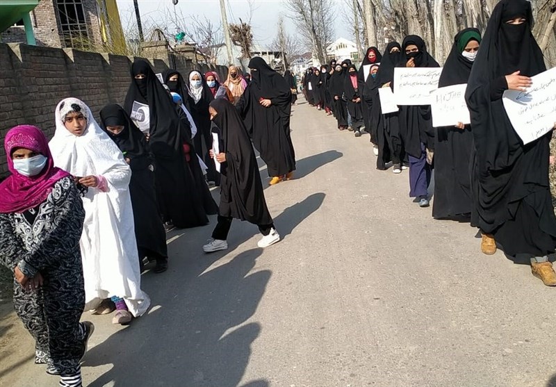 Kashmiri Women Stage Protest in Budgam in Support of Indian Muslim Girls (+Video)