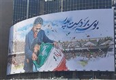 دیوارنگاره میدان ولیعصر به مناسبت روز پدر / بوسه امیر عابدزاده بر دست پدر