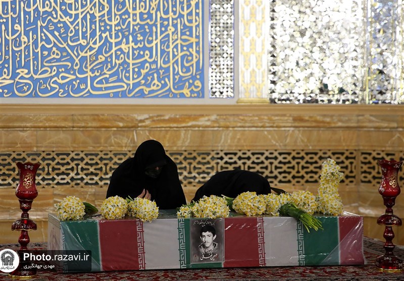 پایان 40 سال فراق؛ خواهران شهیدحسین فغانی در حرم رضوی با شهیدشان وداع کردند