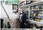 وزیر بهداشت با خانواده شهید محسن حججی دیدار و گفت‌وگو کرد