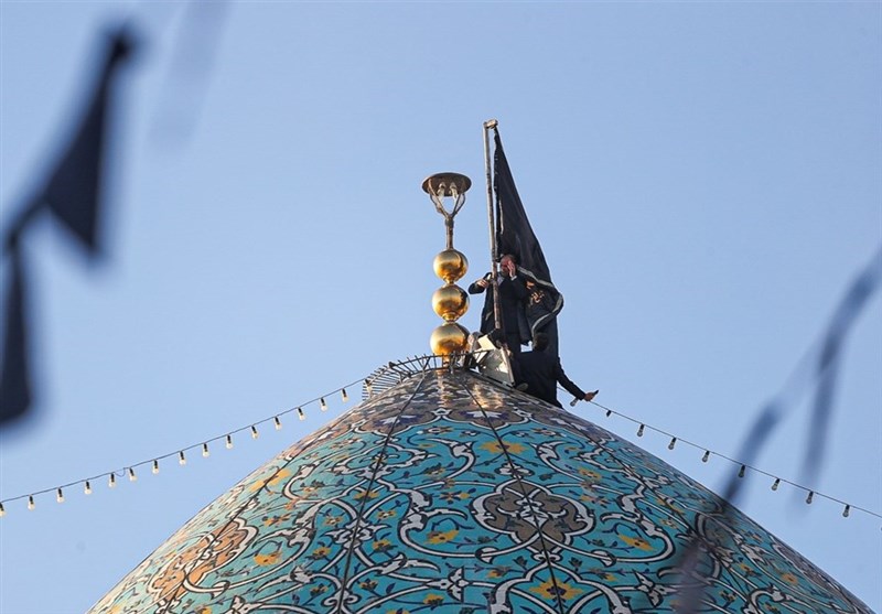 پرچم عزا بر فراز گنبد حضرت احمدابن موسی شاهچراغ (ع) برافراشته شد