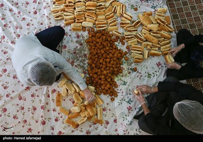 تهیه و آماده سازی غذا توسط نوجوانان جهادی برای موکب های کمپین جهانی" زینب خواهر عشق" در سالروز رحلت حضرت زینب سلام الله علیها 