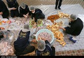تهیه و آماده سازی  غذا توسط نوجوانان جهادی برای موکب های کمپین جهانی" زینب خواهر عشق" در سالروز رحلت حضرت زینب سلام الله علیها 