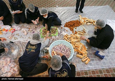 تهیه و آماده سازی غذا توسط نوجوانان جهادی برای موکب های کمپین جهانی" زینب خواهر عشق" در سالروز رحلت حضرت زینب سلام الله علیها 