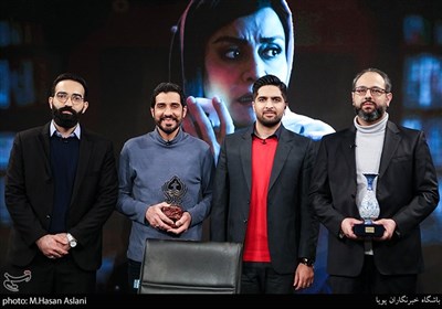 حسین دارابی کارگردان و محمدرضا شفاه تهیه کننده فیلم هناس برگزیده سوم یازدهمین جایزه سینمایی ققنوس 