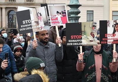  اعتراض خانواده‌های مسلمان در سوئد علیه "عزل حضانت فرزندان" توسط دولت 