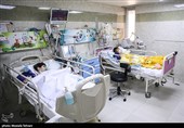 چادرخوابی همراهان بیماران بیمارستان کودکان تهران + عکس