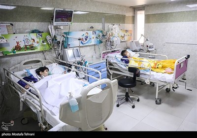  چادرخوابی همراهان بیماران بیمارستان کودکان تهران + عکس 