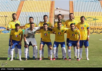دیدار تیمهای فوتبال صنعت نفت آبادان و نساجی مازندران