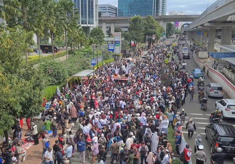 Thousands Protest India&apos;s Hijab Ban outside Indian Embassy in Jakarta (+Video)