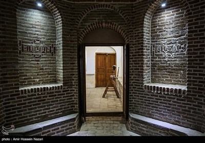 حسینیه امینی‌ها از جمله نمونه‌ای کامل و زیبا از خانه‌های قزوین است که امروزه به‌عنوان حسینیه تغییر کاربری داده شده است