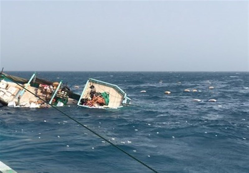 5 خدمه لنج غرقی در مسیر دریایی دبی - دیر در خلیج‌ فارس نجات یافتند