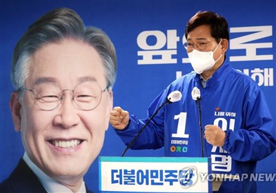  حمله شاخ مجازی به رئیس‌جمهور احتمالی کره جنوبی با چکش 