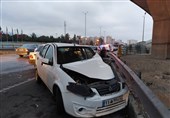 تصادف زنجیره‌ای 30 خودرو در اتوبان قزوین_کرج با 2 کشته و 15 زخمی+تصاویر