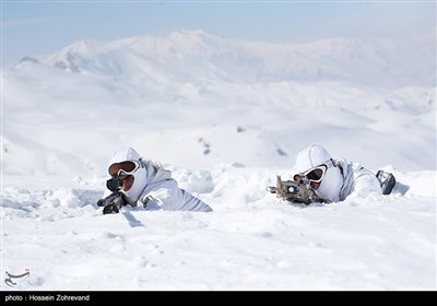 تمرینات تیراندازی و استتار در شرایط برفی توسط نیروهای تیپ ویژه صابرین 