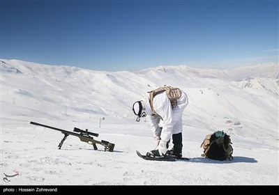 یکی از نیروهای تیپ ویژه صابرین در حال بستن راکت برف است