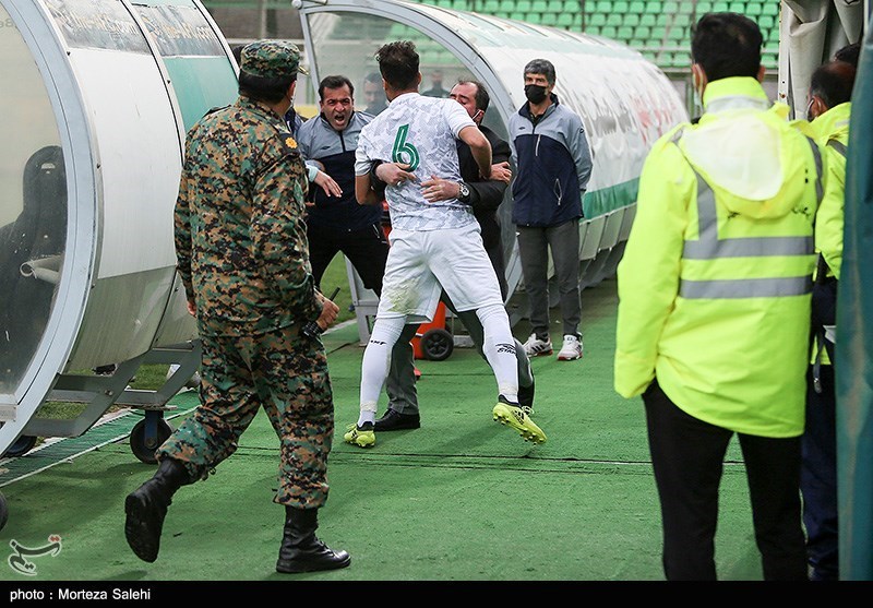 مربی آلومینیوم: احمدی عذرخواهی کرد و دست مربی تیم را بوسید/ فوتبال روی بد خود را به ما نشان داده است