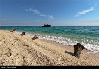 یکی از آثار به جا مانده از دوران دفاع مقدس کشتی های غرق شده در اطراف جزیره خارگ می باشد 