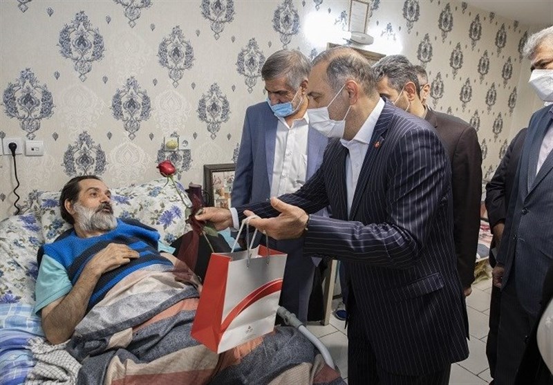 به مناسبت روز جانباز صورت گرفت: دیدار عضو هیات مدیره بانک ملت با جانبازان مرکز توانبخشی شهید بهشتی