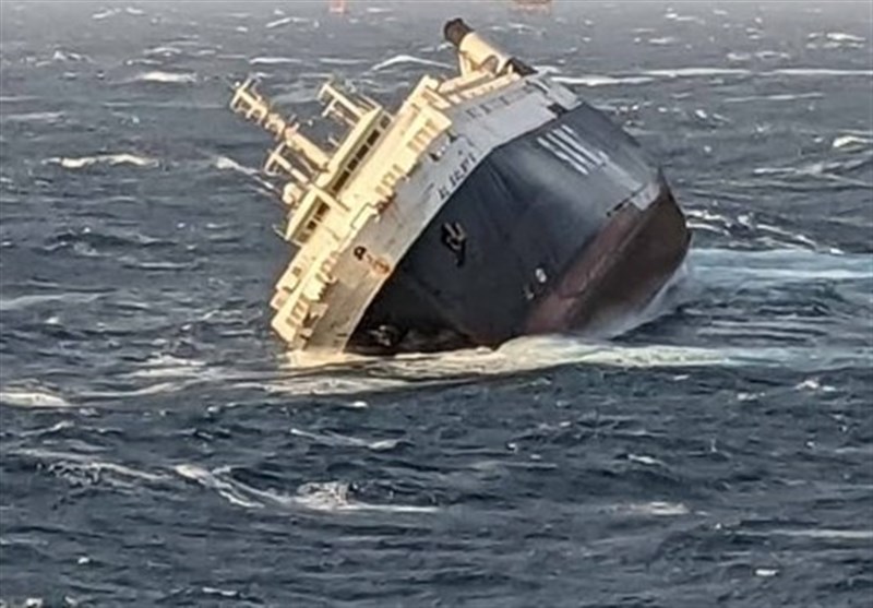 16 سرنشین کشتی غرقی تجاری اماراتی در خلیج‌ فارس محدوده استان بوشهر نجات یافتند + فیلم