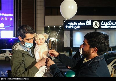 اهدای بادکنک به کودکان در جشن نیمه شعبان ، بلوار اندرزگو 