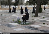 پنجشنبه آخر سال در اراک/ اشکهای حسرت بر سنگ سرد قبور رفتگان + فیلم