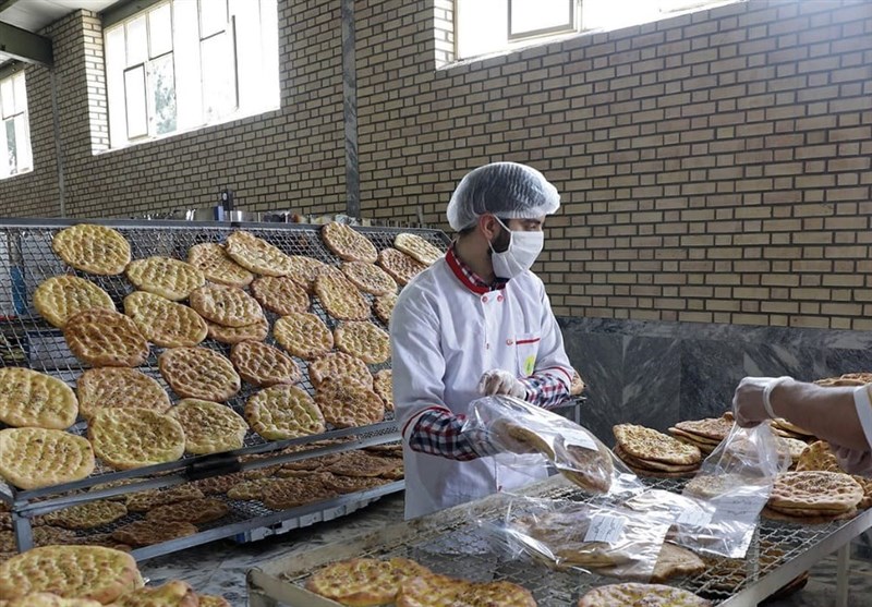 113 نانوایی در حاشیه شهر مشهد در عید نیمه شعبان  نان صلواتی توزیع کردند