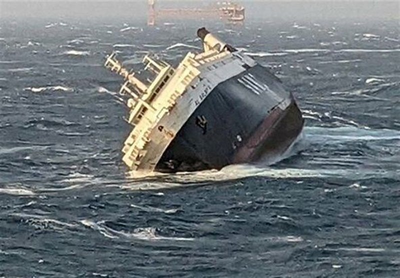 عملیات امداد و نجات سرنشینان کشتی مغروق در خلیج فارس