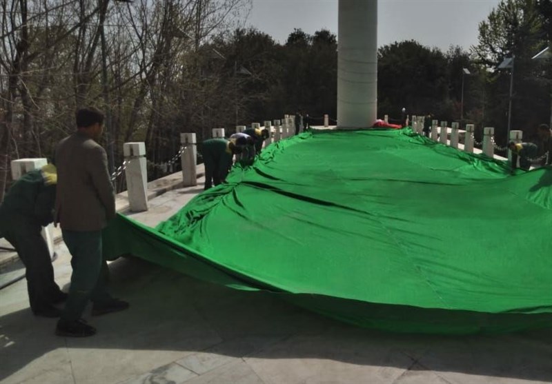 اهتزاز بلندترین پرچم سبز به مناسبت نیمه شعبان در منطقه عباس‌آباد + تصاویر