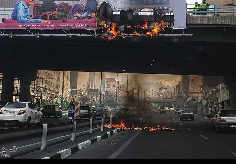 ساعتی قبل در اتوبان نواب؛ آتش گرفتن بنر تبلیغاتی عبور و مرور خودروها را مختل کرد + تصویر