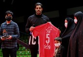 بازیکن پرسپولیس پیراهن خود را به مادر شهید مدافع حرم اهدا کرد
