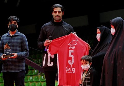  بازیکن پرسپولیس پیراهن خود را به مادر شهید مدافع حرم اهدا کرد 