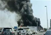 حریق ضخم على متن سفینة محملة بالسیارات فی میناء دبی