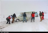 بارش برف تردد خودروها را در برخی محورهای مواصلاتی استان زنجان مختل کرد