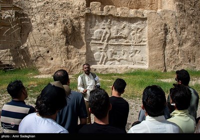 بازدید مسافران نوروزی از مجموعه باستانی نقش رستم