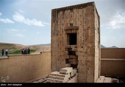 بازدید مسافران نوروزی از مجموعه باستانی نقش رستم