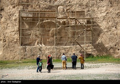 بازدید مسافران نوروزی از مجموعه باستانی نقش رستم