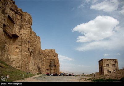 بازدید مسافران نوروزی از مجموعه باستانی نقش رستم