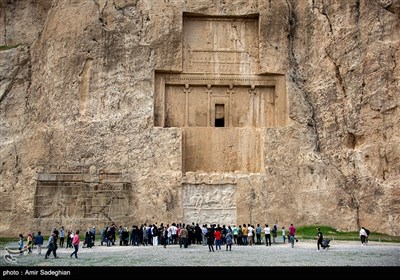 بازدید مسافران نوروزی از مجموعه باستانی نقش رستم