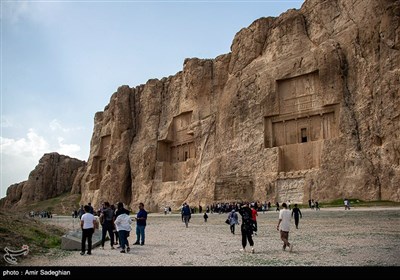 بازدید مسافران نوروزی از مجموعه باستانی نقش رستم